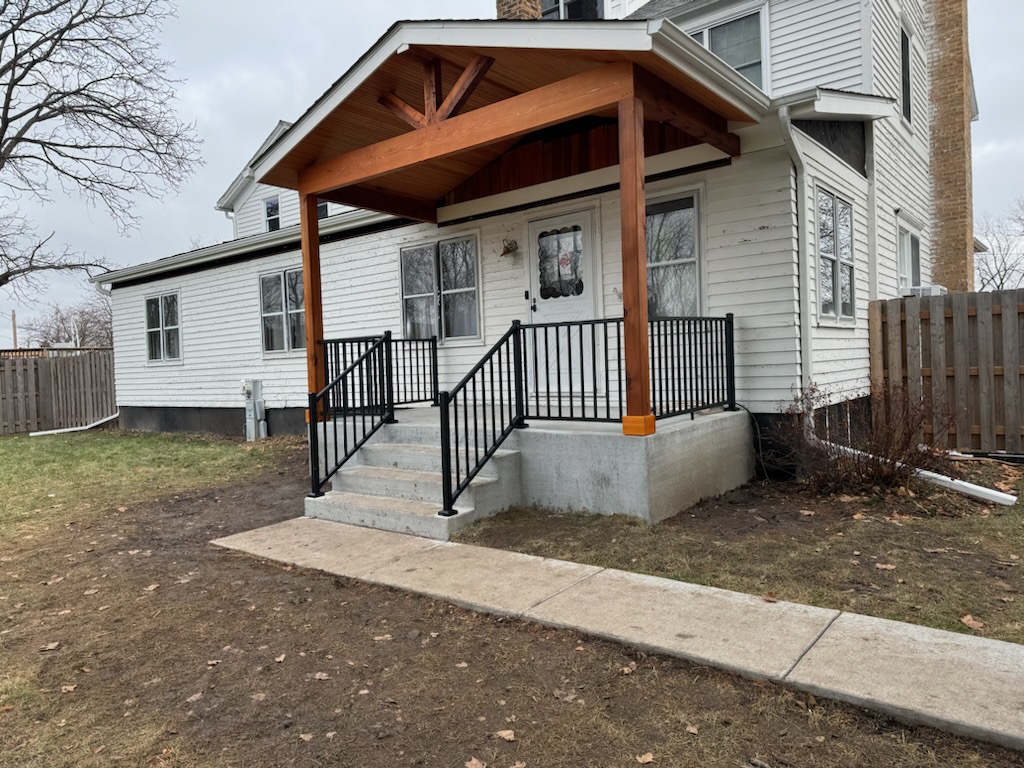 Finished front porch built by Chicagoland Builders